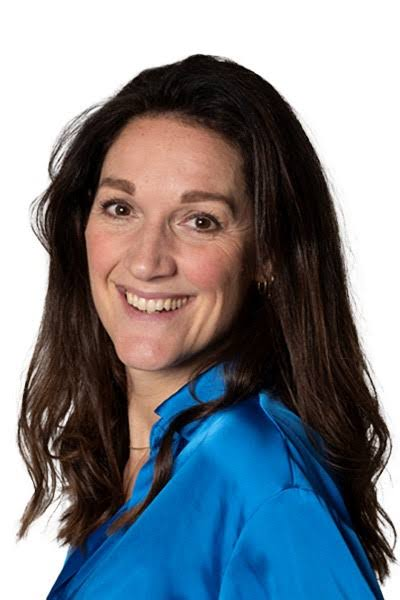 Portret van Melja Ottow in een blauwe blouse